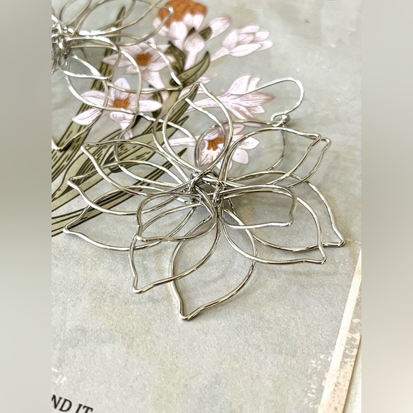 NEW Wire Flower Silver Earrings - Picture 5 of 5